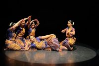 Door de Rythm Dansgroep en Dansschool Natya Sudha.
